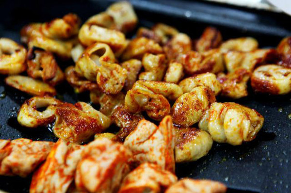 最新铁板烤肠,美味风味小吃,让人垂涎欲滴!