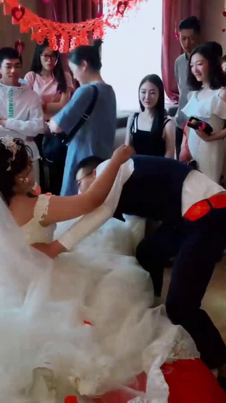 小巷深处的独特婚礼宝藏，最新新娘视频大放送