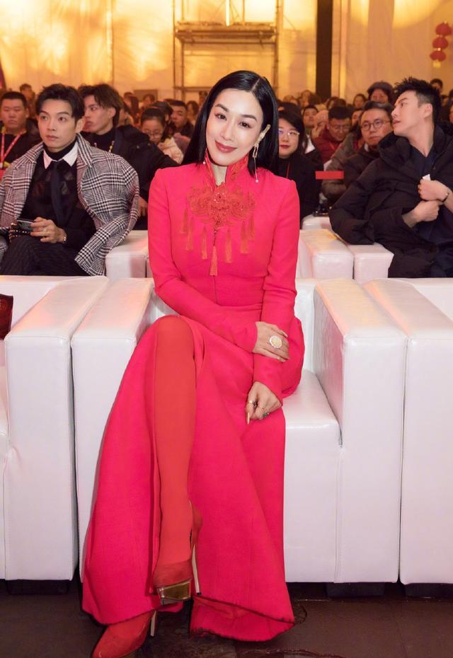 钟丽缇最新活动亮相,丝袜魅力展现变化之美与自信之光