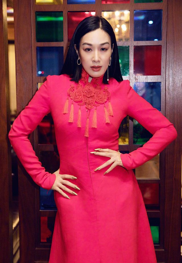 钟丽缇最新活动亮相,丝袜魅力展现变化之美与自信之光