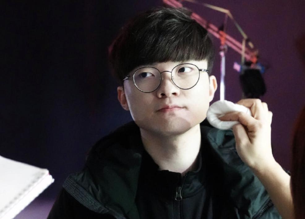 SKT与KT电竞巨头之间的激烈对决战况更新