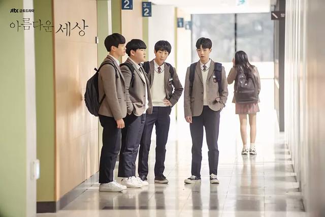 韩剧最新校园,科技风潮席卷校园,前沿高科技产品体验之旅