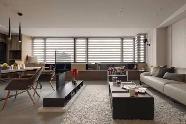 最新旋转电视,家的温馨与友情共舞的视觉盛宴