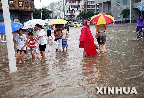 芜湖暴雨下的温情日常