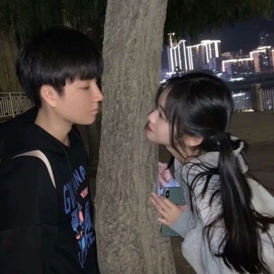 学生情侣最新甜蜜瞬间,满满爱意溢于言表!