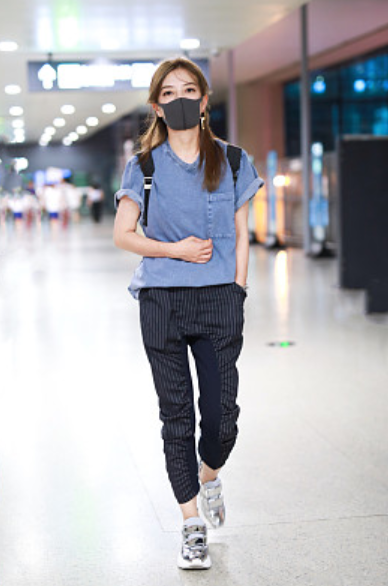 上海最新时尚潮流，自信成长之旅的时尚之都风采