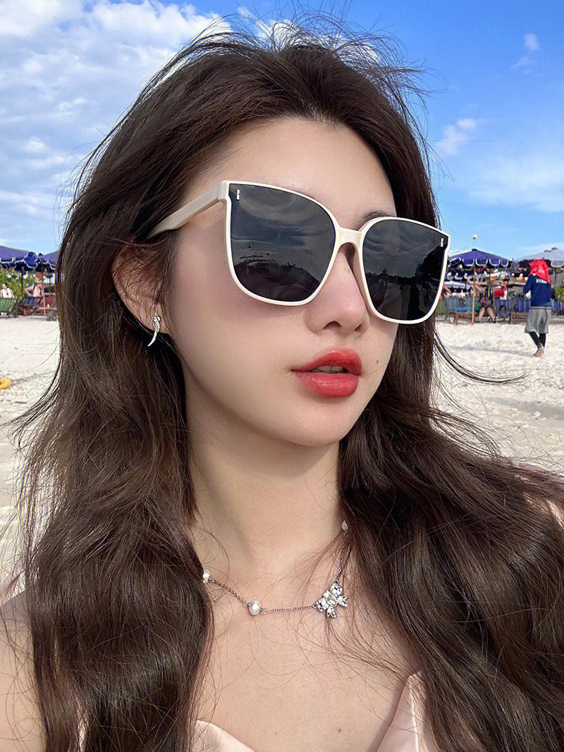 最新墨镜女，时尚之选还是个性展现？