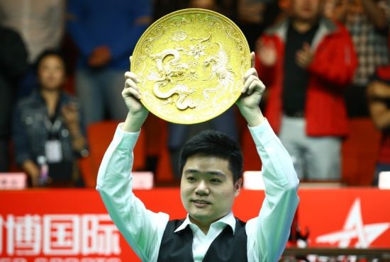 丁俊晖最新比赛夺冠之旅，自然美景下的心灵寻觅与平和之旅