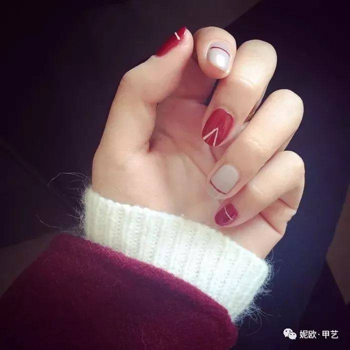 科技与时尚完美融合,最新订婚美甲潮流指南