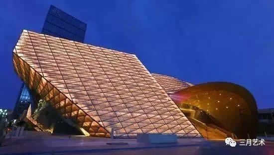 二四六香港资料期期准千附三险阻,理论考证解析_艺术版9.185