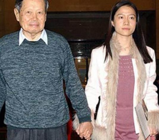 翁帆最新照片引发公众关注与个人选择热议