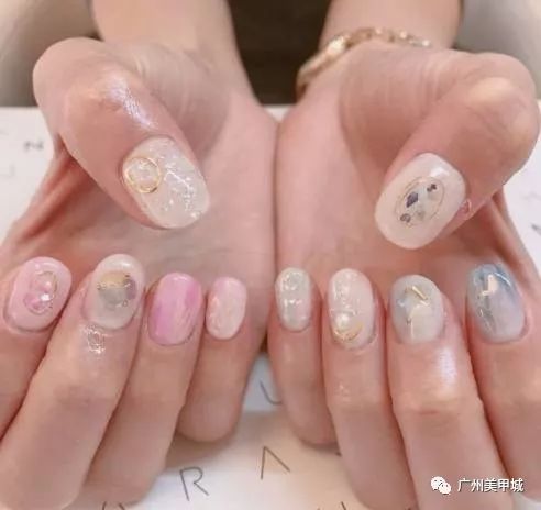 最新美甲秋冬流行趋势，色彩之爱，陪伴之暖