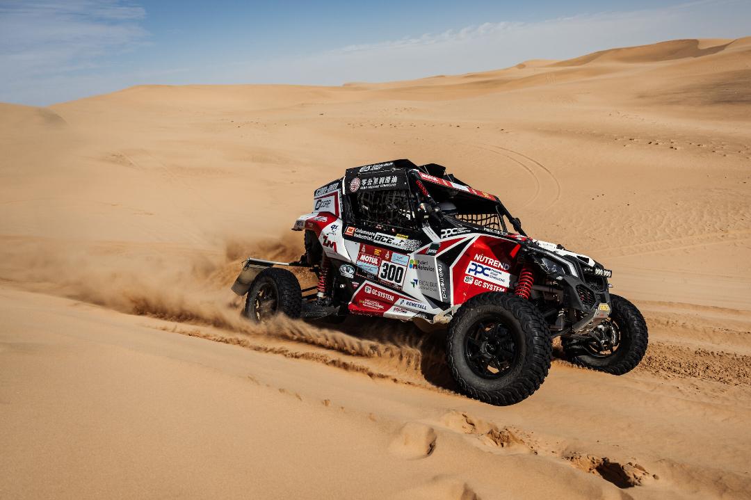 西班牙自行车比赛惊现爆胎瞬间,神秘小店背后的故事浮出水面