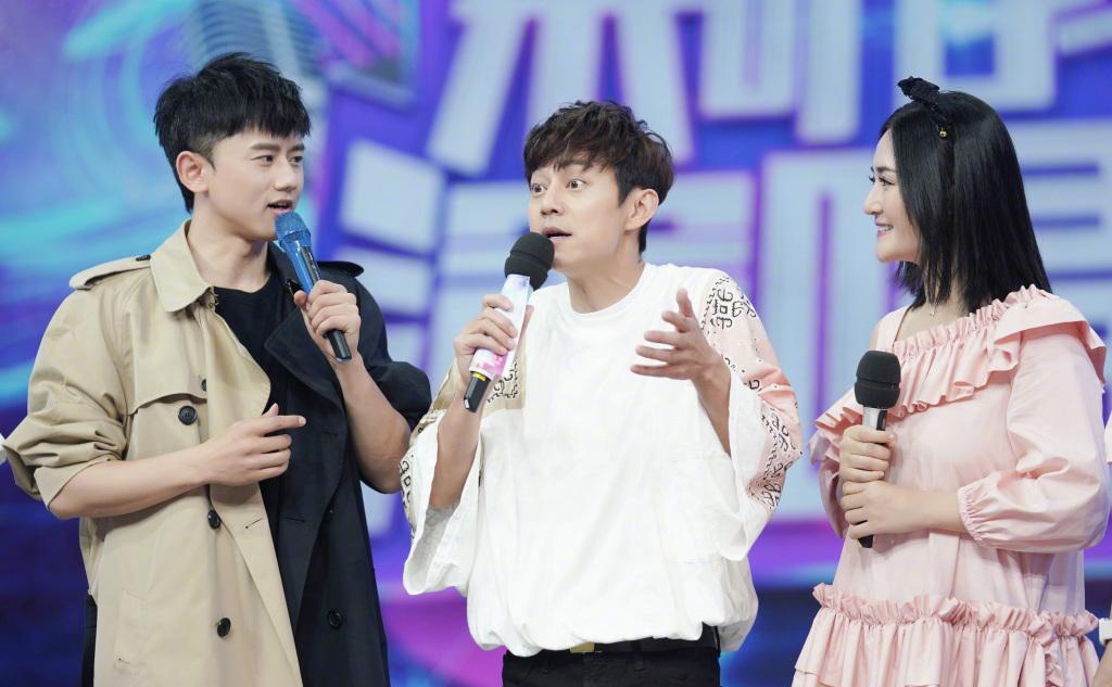 何炅大张伟综艺节目新篇章，巷弄深处的娱乐盛宴与隐藏小店之旅