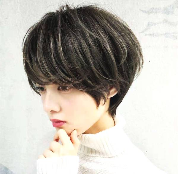 最新短发女性发型流行趋势与背后的温情故事