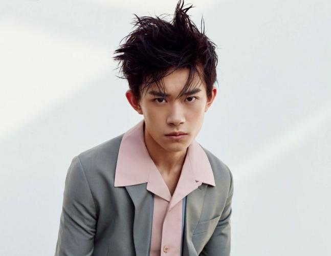 易烊千玺最新黑白照,时尚魅力的独特展现风采