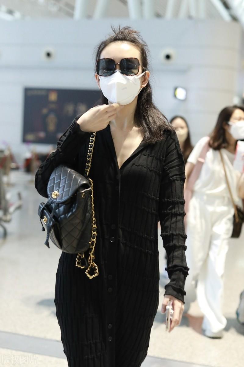 王鸥最新男人装杂志，小巷深处的独特风尚之美