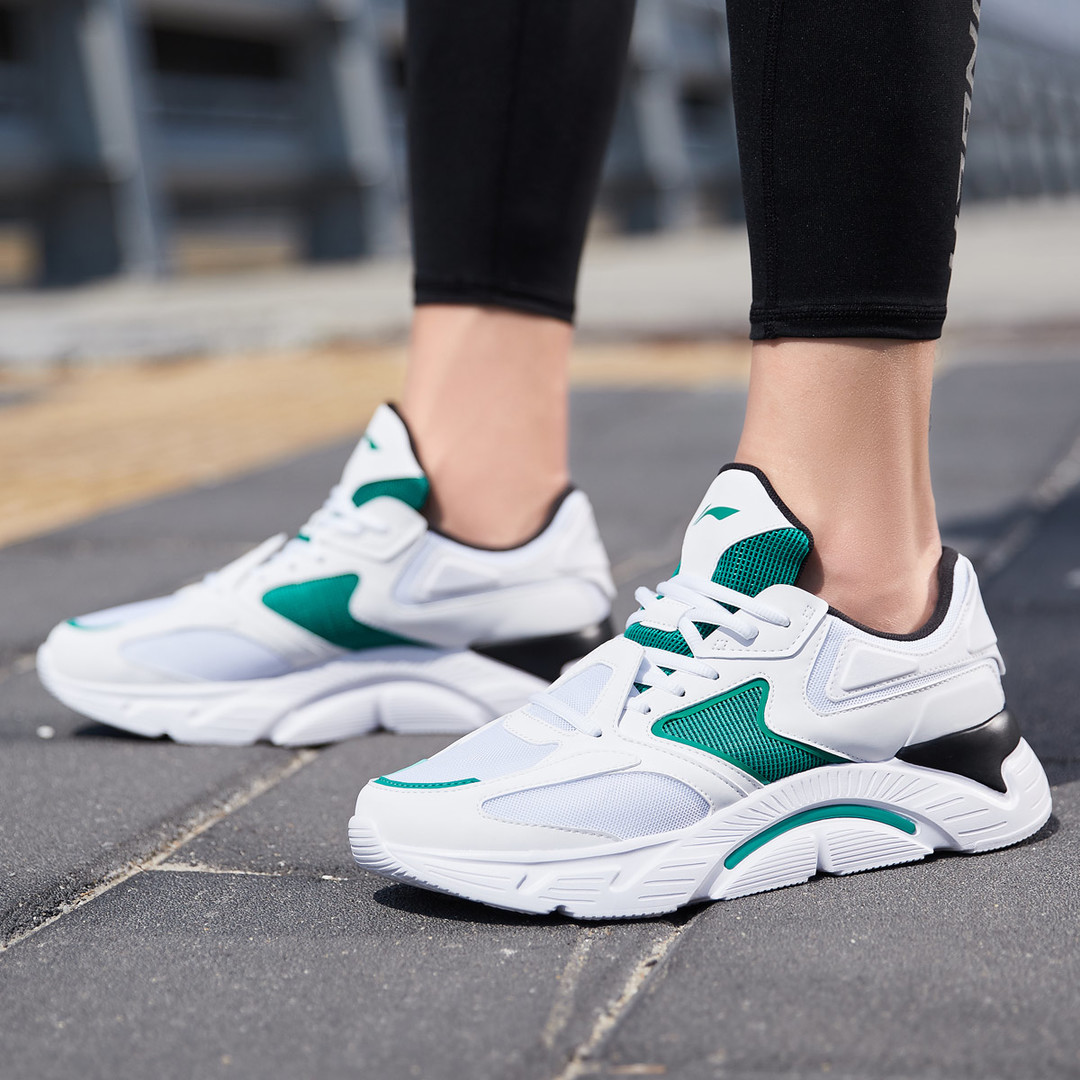 最新运动鞋推荐，引领时代步伐，潮流前沿之选