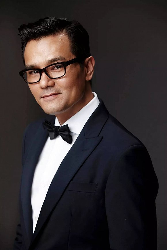 台湾老牌男明星引领科技潮流，探索高科技产品的魅力之旅