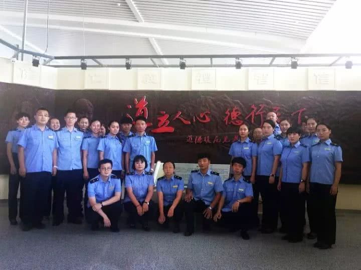 最新铁路员工服装探讨与展示