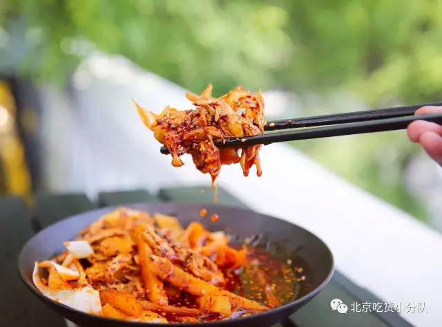 最新辣味小吃，小巷中的味蕾盛宴