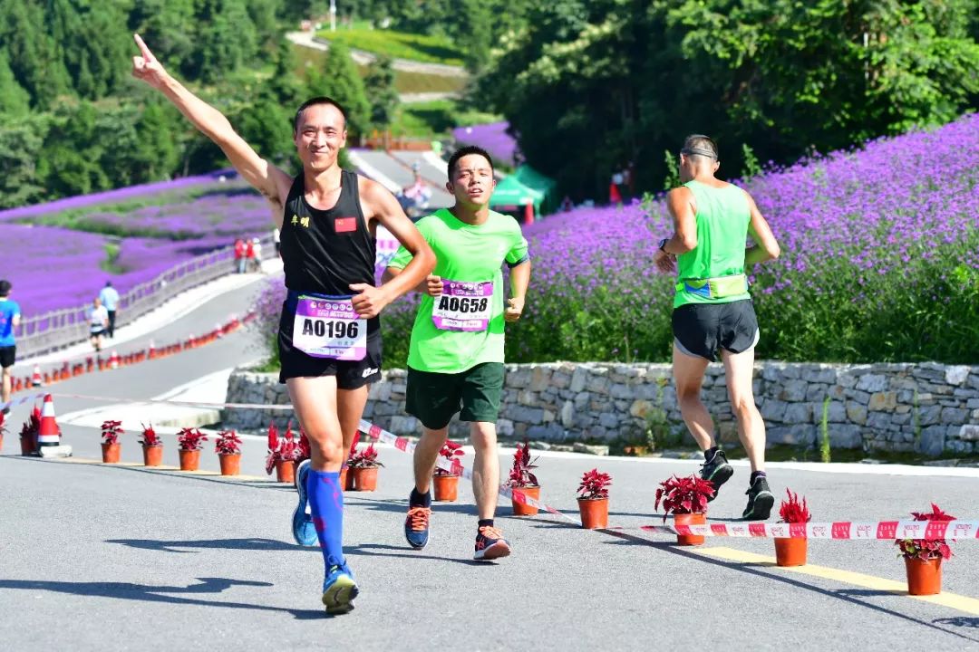 马拉松比赛画画的艺术，一笔一画展现自信与成就