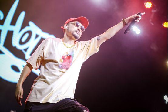 最新华语明星街头风采，巷弄深处的璀璨星辰亮相报道