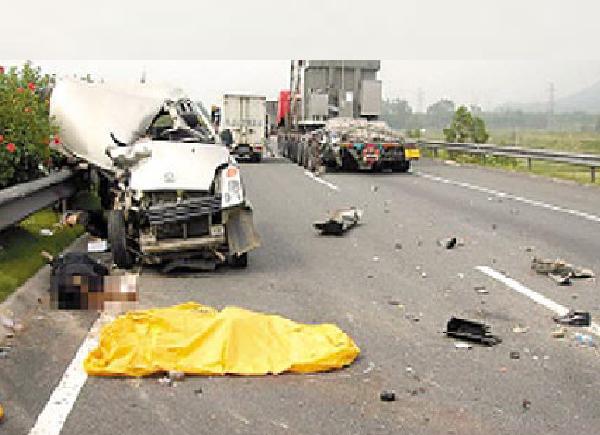 胶州兰州路发生车祸事件????造成严重损失