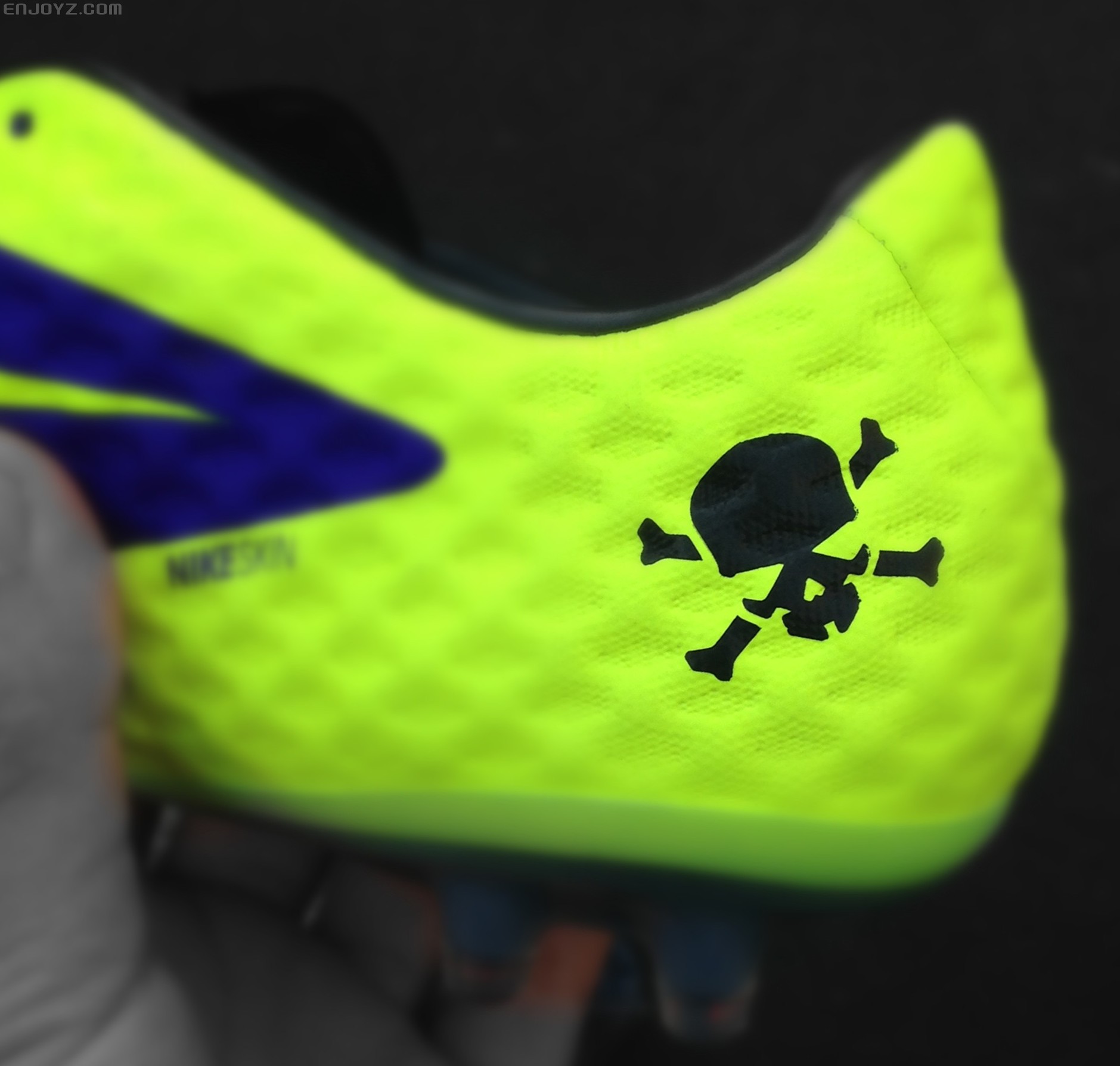 毒蜂最新款式选购与搭配指南，时尚潮流之?。? class=