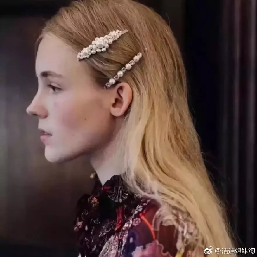 最新发卡人的背景、崛起及其在时代中的位置分析