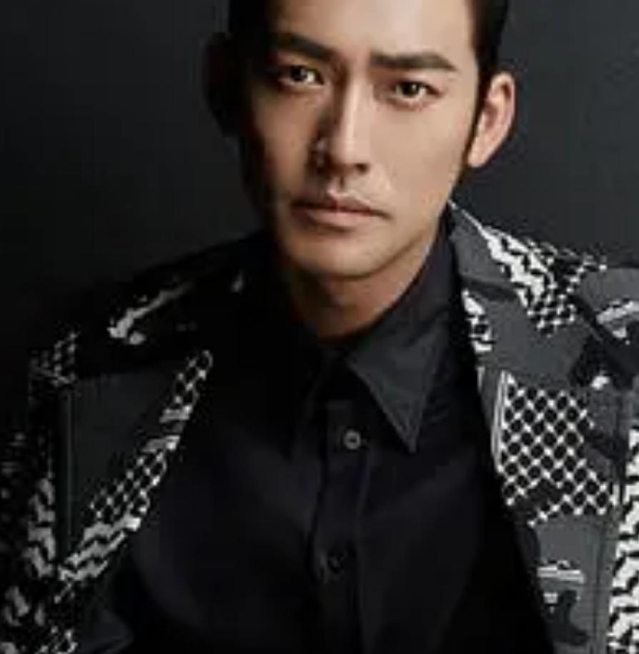 无下巴男演员的温馨日常趣事