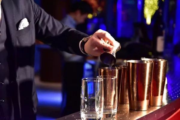 调酒比赛炫技狂欢，酒艺之星的角逐盛宴！