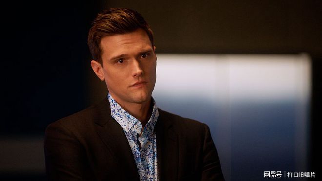 闪电侠演员探寻小巷中的神秘宝藏，演员与宝藏的双重魅力揭秘