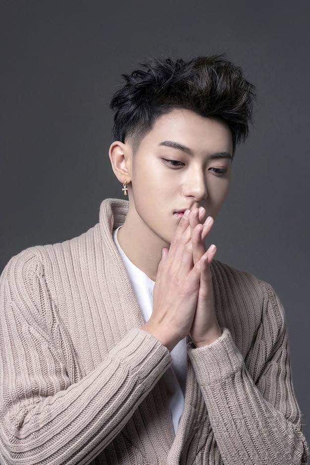 最美的男明星,星光下的温馨日常风采展示