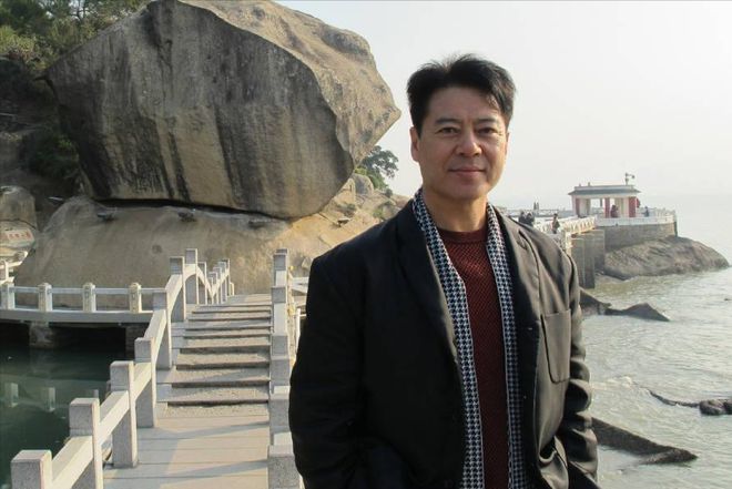 演员颜世魁，银幕与生活的自信与力量之旅