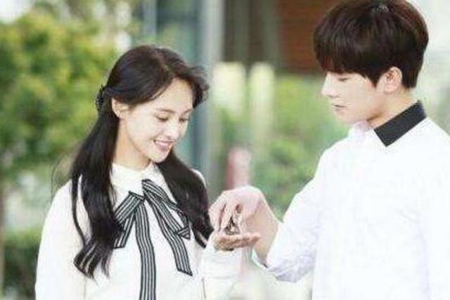 梦境中的星光之恋，我与明星的奇妙恋爱之旅