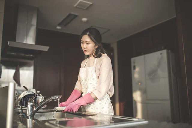 韩国家庭主妇电影,小巷深处的美食秘密