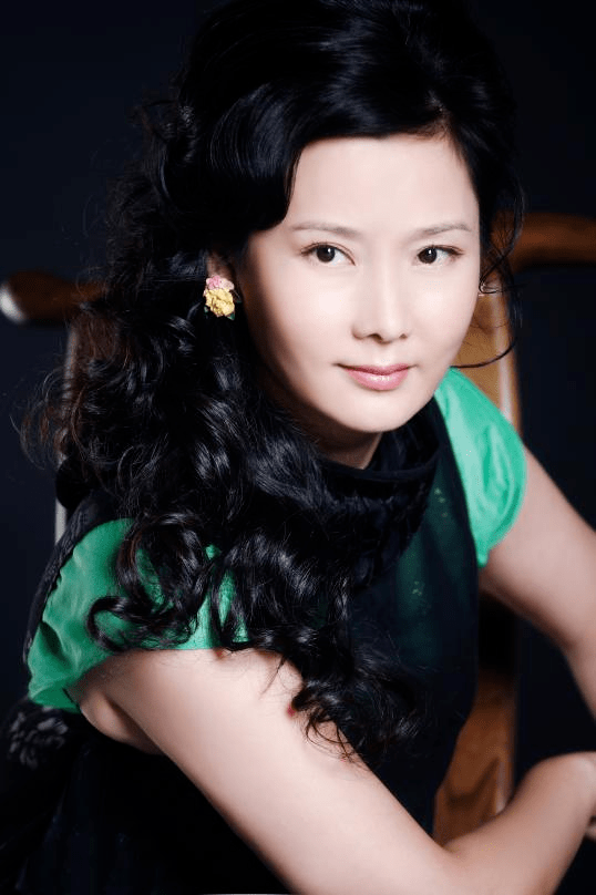 演员周海瑜,演技卓越,魅力四射