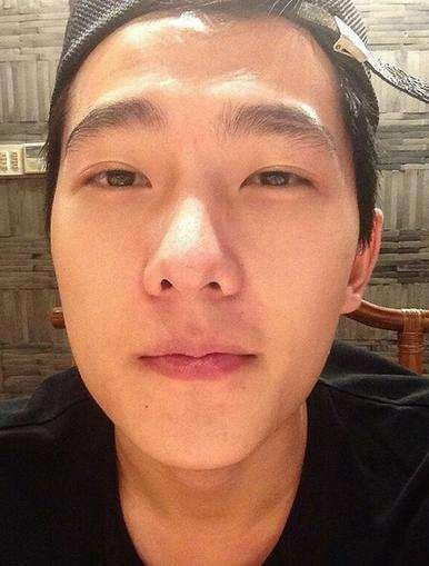 从自卑到自信，长相平凡男明星的励志之旅与变化力量