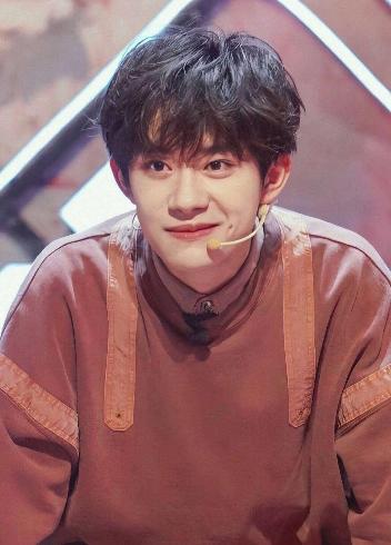 易烊千玺最新照片,偶像形象的多元展现风采