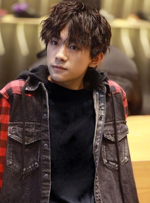 易烊千玺最新照片,偶像形象的多元展现风采