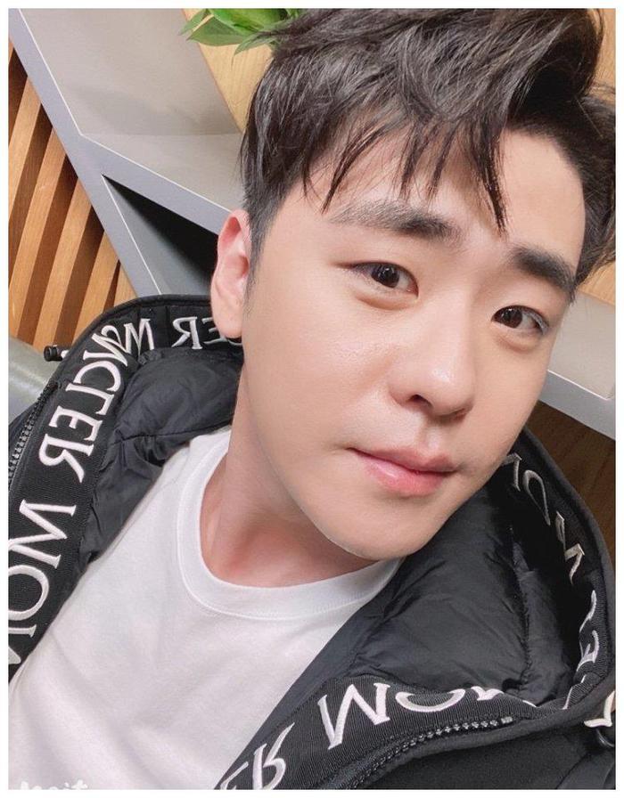 揭秘ZYL背后的明星身份,探寻小巷独特小店的故事