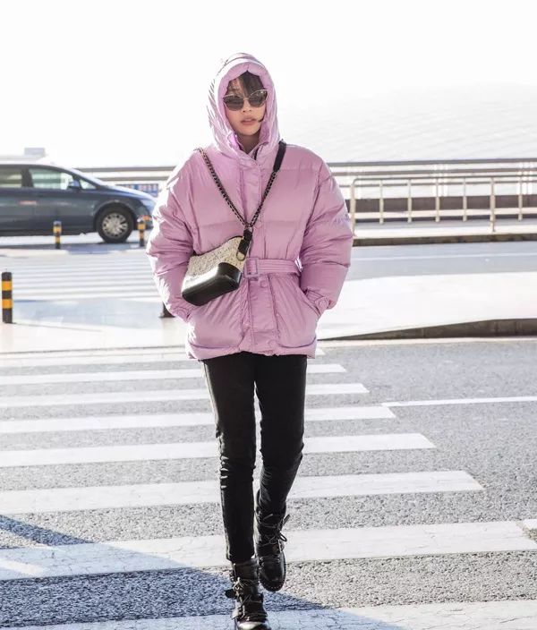 科技与时尚完美融合,明星羽绒服街拍图片展示