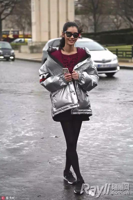 科技与时尚完美融合,明星羽绒服街拍图片展示