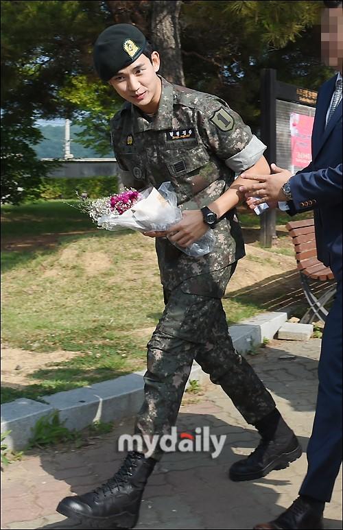 韩国明星金秀贤，日常星光与温情展现