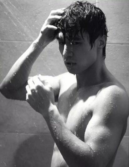 韩国明星金秀贤,日常星光与温情展现