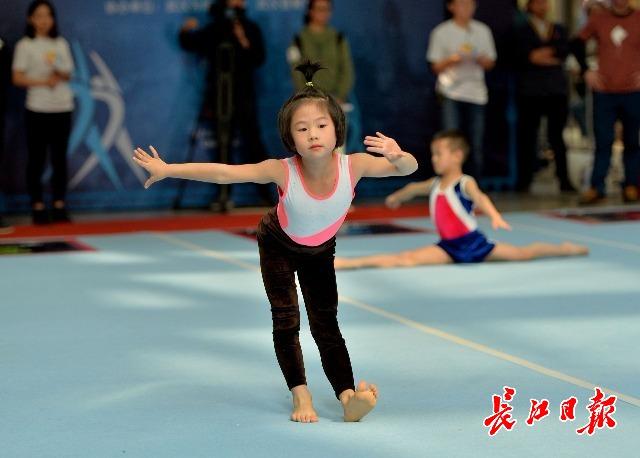 跳跃中的童年梦想！小红书分享少儿蹦床比赛视频