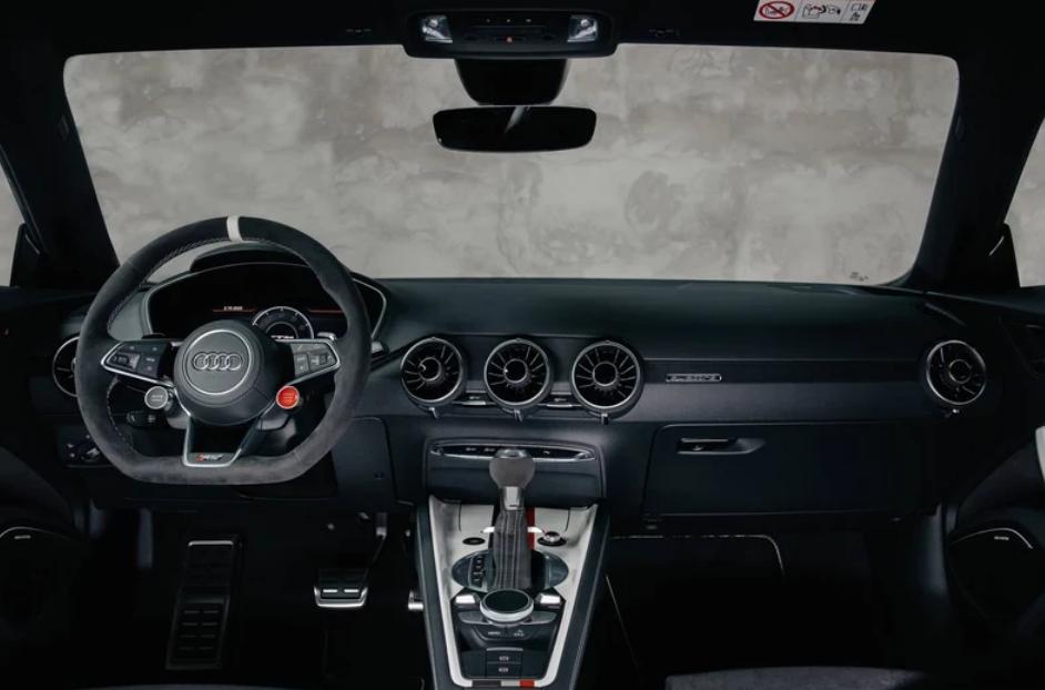 奥迪TTRS中国上市,探寻小巷独特风味与豪华汽车的碰撞