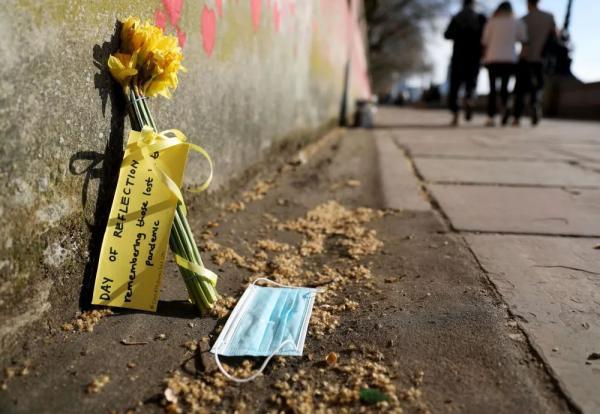 时尚与关爱交织，最新口罩花束的浪漫呈现