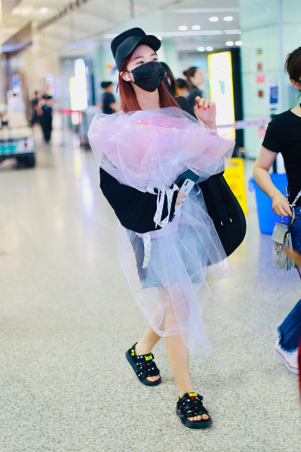 时尚与关爱交织,最新口罩花束的浪漫呈现